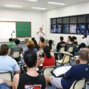 retorno ao presencial_alunos de faculdade brasileira sentados em cadeira