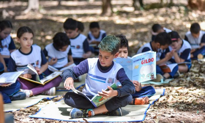 Crianças em atividades curriculares